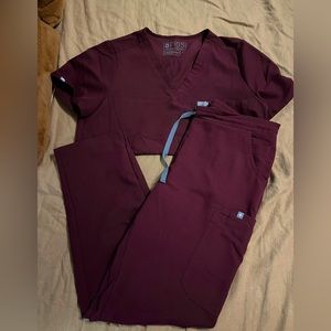 FIGS SCRUB SET- BURGUNDY